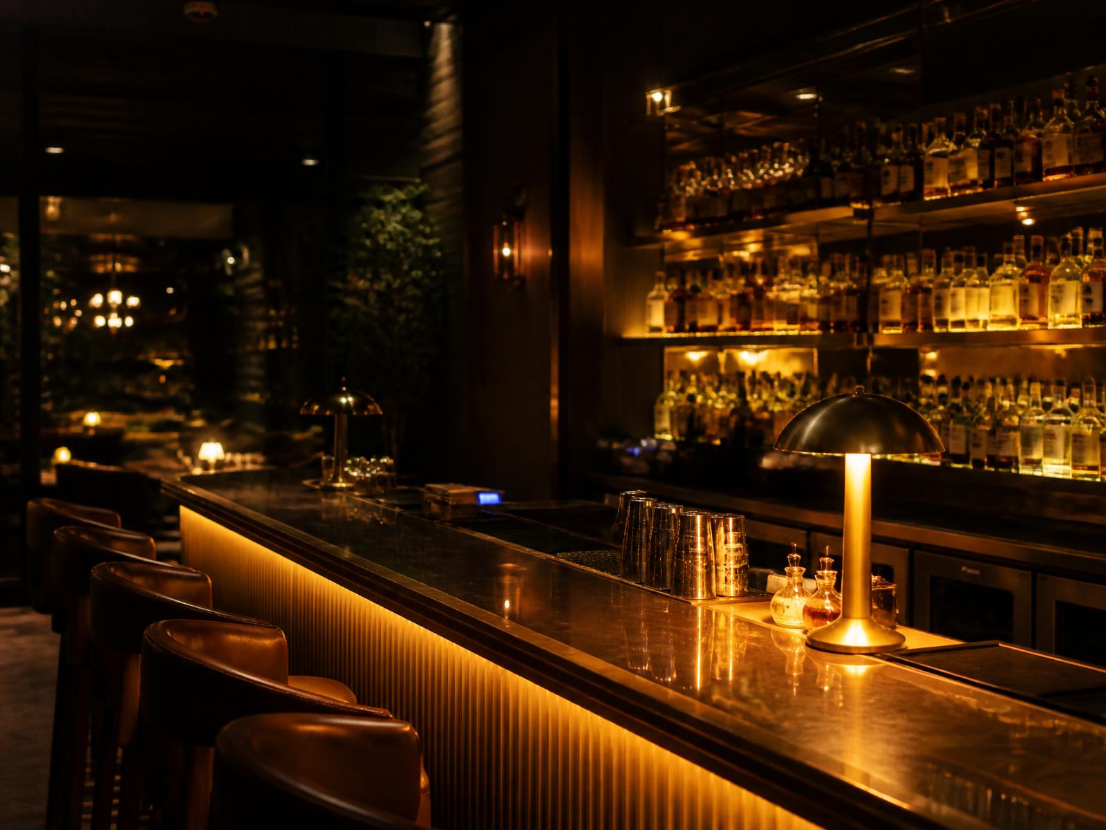 Interior de gastrobar contemporâneo iluminado por luz âmbar